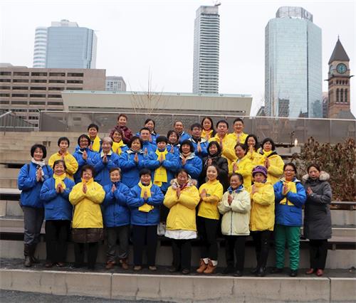 '图2:部份在一线讲真相的学员感谢师父给予他们机会讲真相,让更多的民众”三退”而得救,他们表示在新的一年里会更精進!'