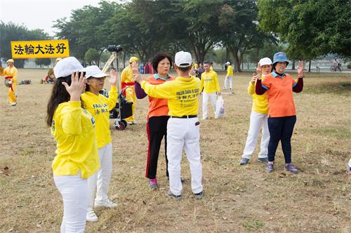 '图3:高雄市凤山区海洋里社区发展协会伙伴们,在法轮功学员的指导下,学习五套功法。'