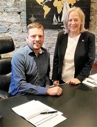 '图2:公证师米洛特(Nicole Milot)女士(图右)感到修炼大法“无比美好”。'