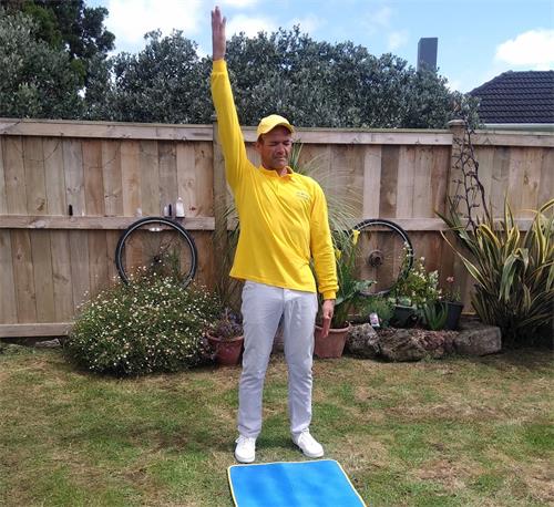 '图3：詹姆斯修炼法轮功已有四年。'