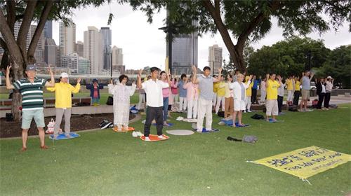 '图2:澳洲昆士兰法轮功学员集体炼功'