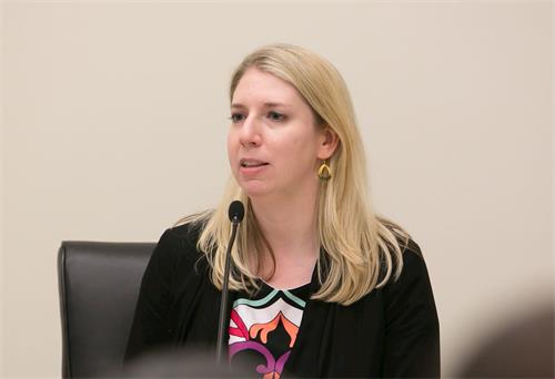 '图一:美国国际宗教自由委员会(USCIRF)的研究与政策副主任Tina