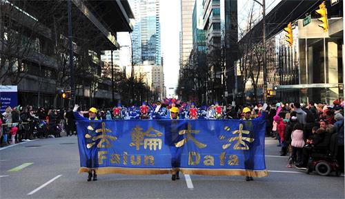 '图1~5:温哥华法轮大法学员参加了 在温哥华市中心的圣诞游行受到热烈欢迎'