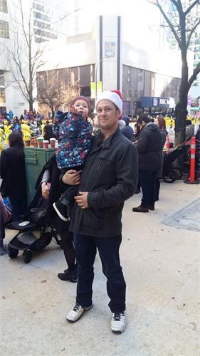 '图6:申恩 莫特(Shane Morten )先生表示他感受到了法轮大法团队带来的祥和能量'