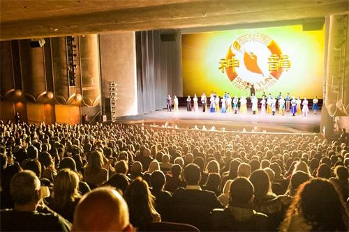 '图2:神韵纽约艺术团在美国加州硅谷重镇圣荷西表演艺术中心(San Jose Center for the Performing Arts)自十二月十九日至二十九日,连演两周,共十一场演出,第二周的演出场场大爆满,轰动当地。图为十二月二十八日晚,演出大爆满的盛况。'