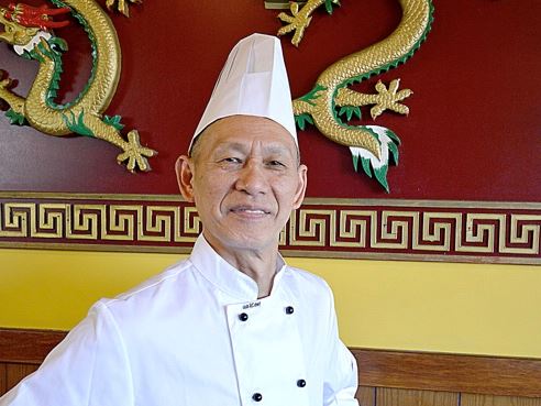 '图2:经营餐馆四十馀年至今仍掌大厨的张必光说:“修炼至今,70岁的人,体力上好像比40岁时还有劲头。”'