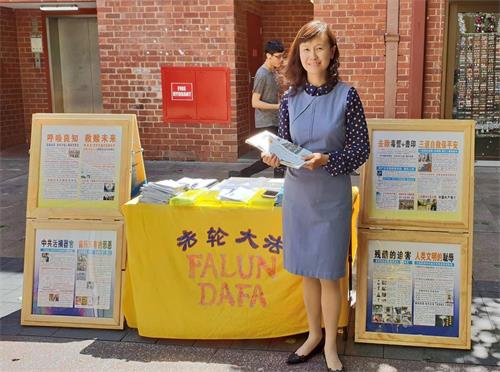 '图3:每到周末,赵君都会到中国城讲真相,让更多的世人,特别是中国人明白法轮大法好。'