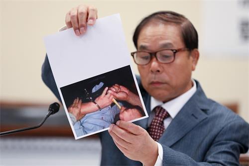 '图3:山东省著名的书法家刘锡铜先生在研讨会上讲述他在中国被非法关押期间遭受的酷刑折磨。'