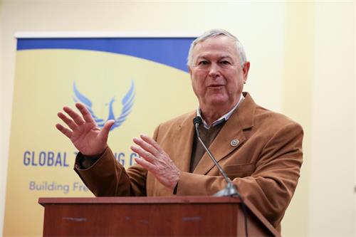 '图5:美国国会众议员罗拉巴克(Rep. Dana Rohrabacher)在研讨会上说,法轮功学员的勇气总是带给他希望。'