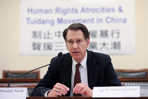 '图6:华盛顿世界政治研究院院长兰可斯基博士(John Lenczowski)说,法轮功学员具有惊人的勇气。'