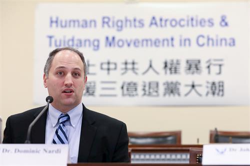 '图7:美国国际宗教自由委员会(USCIRF)政策分析专员纳尔迪博士(Dominic Nardi)表示,将持续关注中共对法轮功的迫害。'