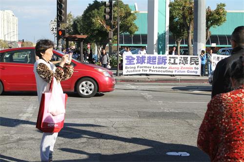 '图2~6:随后,法轮功学员在华人聚居的圣盖博市(City?of?San?Gabreil)山谷大道(Valley?Blvd.)筑起“真相长城”,吸引过往车辆和民众的目光。'