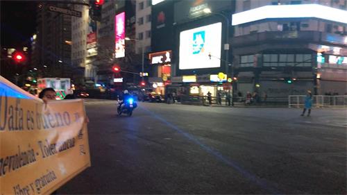 '图1:二零一八年十一月二十九日,在习近平抵达阿根廷首都布宜诺斯艾利斯机场前往入住旅馆的路上,法轮功学员展示“法轮大法?真善忍”横幅,表达心声。'