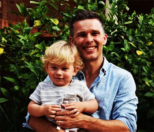 '图1:幸福的笑容漫溢在澳洲人尼古拉斯(Nicholas?Earle)的脸上'