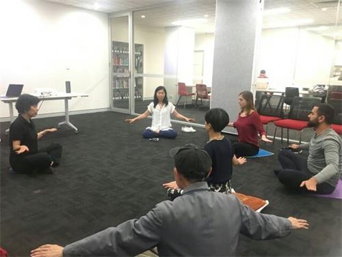 '图1:悉尼法轮功学员在堪普西图书馆(Campsie Library)举办的教功班上,当地民众认真学习法轮功五套基本功法'