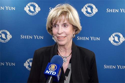 '图8:科罗拉多州Centennial市市议员凯西•特雷(Kathy Turley)非常高兴她终于观看到神韵演出。'