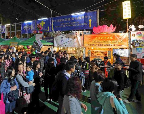 '图10:法轮功学员在维园年宵市场开设的真相摊位,大受民众欢迎。'