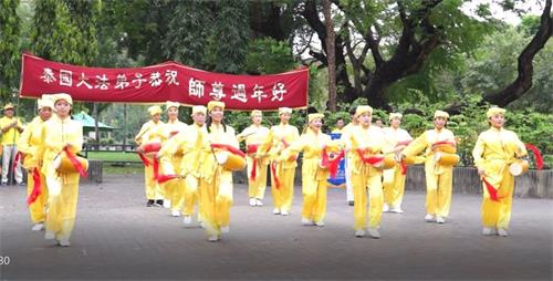 '图3:腰鼓队表演《法轮大法好》'