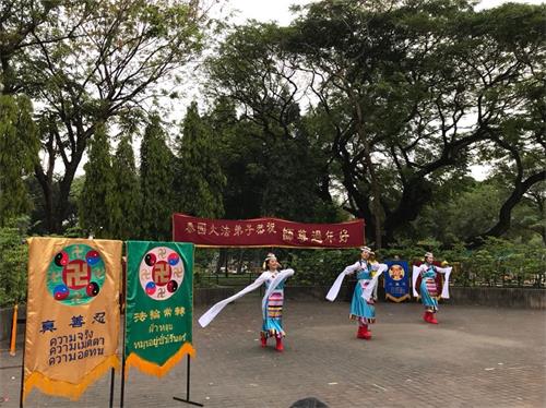 '图7:藏族舞蹈《雪莲迎客》'