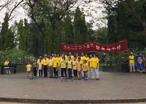 '图9:小组唱《大法小弟子》《法轮大法好》《莲花颂》'