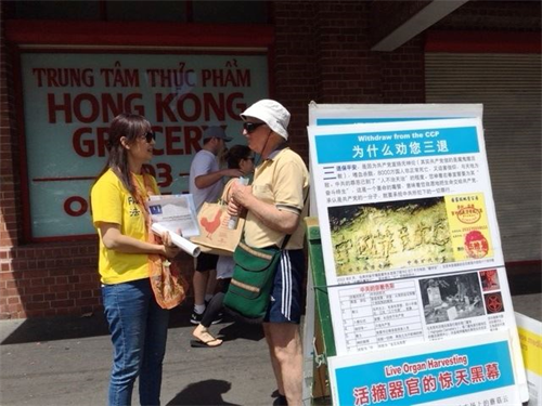 '图2:格里默尔(Lyndon Grimmer)先生在和法轮功学员交谈。'