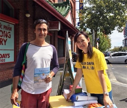 '图3:制衣公司老板穆尔赫斯(Chris Mulhears)先生(左)和法轮功学员合影。'