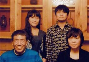 '孙德坤全家(左起:前排孙德坤、邢安梅,后排女儿孙莺莺、儿子孙英男)'