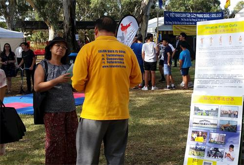 '越侨主动与法轮功学员攀谈,表示已从脸书了解,很喜欢法轮功。'