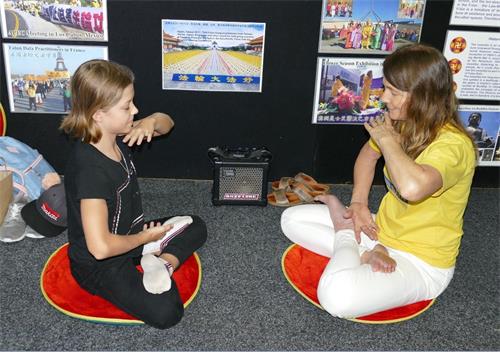 '图3:布莉安娜(Brianna)认真学炼第五套功法'