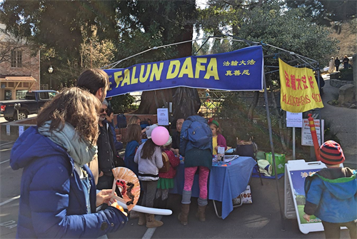 '图7:法轮功学员在内华达城庆祝中国新年活动中设立了真相展桌,许多民众前来了解真相。'
