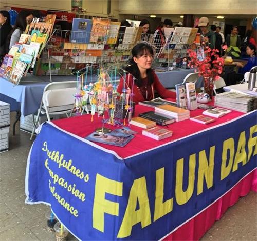 '图9:二月十日,加州首府的法轮功学员在“沙加缅度华人迎新春佳节”上设立展位,向民众传播法轮功的美好。'