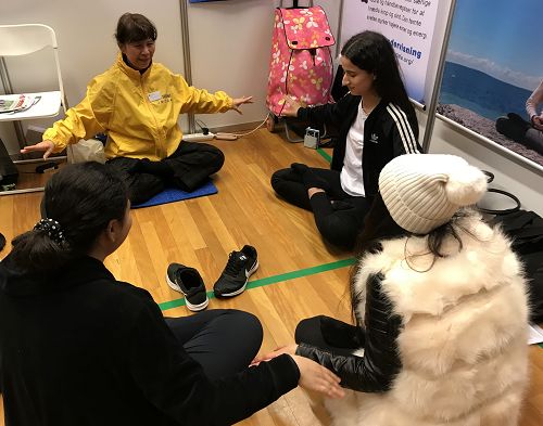 三个高中女学生Rein、Ceyda和 Hibba 学炼五套功法。她们炼完功以后感觉特别好,舒服,能量场很强。