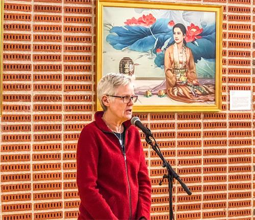 '图2:胡丁厄社区主管文化教育的主席维碧珂女士为画展致开幕词。'