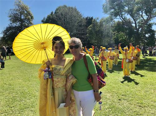 '图2:琳达?(?Linda?)?喜爱腰鼓队????'