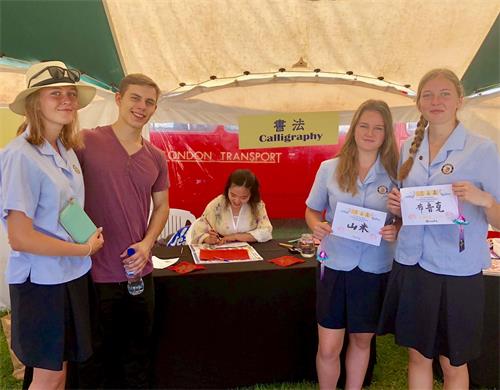 '奥利维亚(Olivia)、撒克森(Saxon)、山米(Sammy)和布鲁克(Brook)喜爱中国文化'