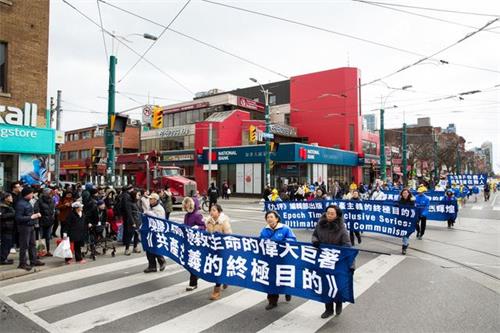 '图1~7:部份多伦多法轮功学员和民众在市中心的克拉伦斯公园(Clarence Park)集合,举行“声援近三亿人退出党团队”为主题的大游行。'