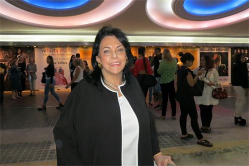 '图5:阿根廷前副总统夫人穆妮雅·阿祖娅(Munira Azura)于三月十一日下午观看了神韵巡回艺术团在布宜诺斯艾利斯Oprea剧院的最后一场演出'