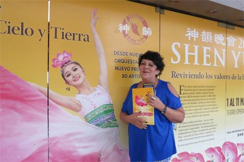 '图8:三月十日下午,在布宜诺斯艾利斯Opera剧院(Teatro ópera), 前歌剧演员克里斯蒂娜·雷耶斯(Cristina Reyes)观看了神韵巡回艺术团在当地的第8场演出。'