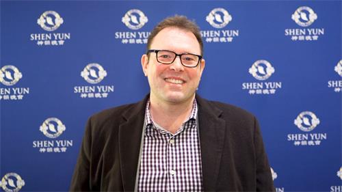 '图10:费城大都会歌剧院总经理马特·沃尔夫(Matt Wolf)三月八日晚观看了神韵世界艺术团在费城的演出'
