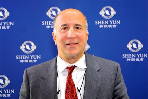 '图13:费城市议员Mark Squilla看完神韵演出后说:“神韵将成为每个美国人都想看的演出,并被她感动。”'