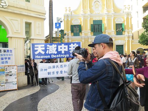 图4~5:大陆游客拍摄法轮功真相展板