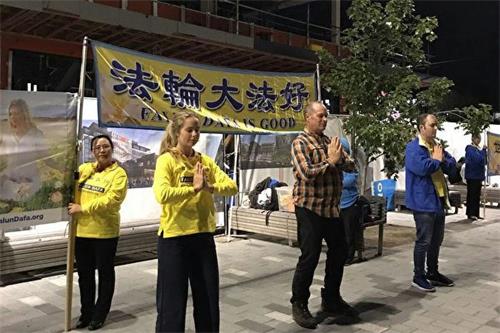 '图1:二零一八年三月十日和十一日,法轮功学员们参加了在基督城市中心广场举行的、一年一度的元宵灯节庆祝活动。他们的功法展示为当地人带来宁静与祥和。'