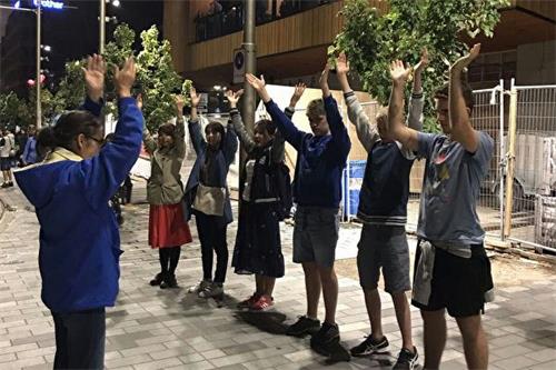 '图2~3:学员们的功法展示吸引了成批的人们驻足观看,不少人马上跟着炼了起来。'