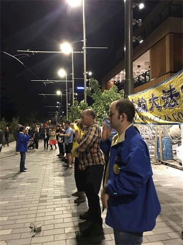 '图4~5:夜幕降临,人们学功的热情丝毫不减。'