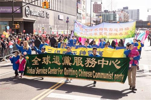 '近3亿人的三退大潮,代表这场波澜壮阔的中国人摆脱共产邪灵的精神觉醒运动进入了一个新的历史里程。图为2018年2月17日,纽约中国新年大游行退党中心方阵。'