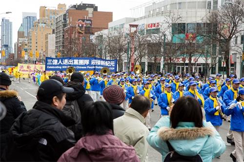 '图3:二零一八年三月十日部份多伦多法轮功学员和民众在市中心举行“声援近三亿人退出党团队”为主题的大游行。'
