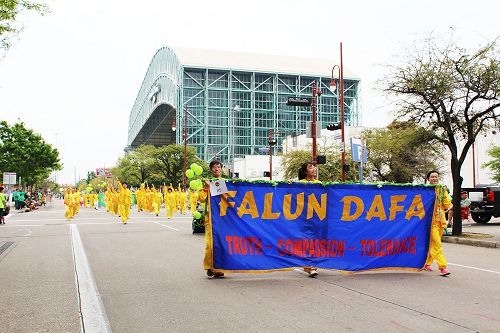 图:休士顿圣派翠克日游行, 法轮功队伍向路人演示功法