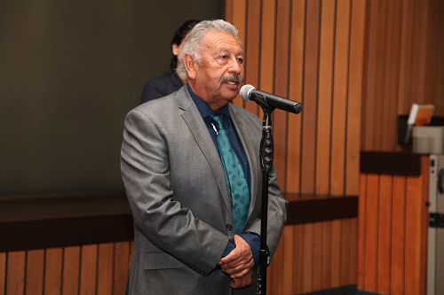 图3:洛杉矶县夏威夷花园市(Hawaiian Gardens)市长雷纳尔多·罗德里格斯(Reynaldo Rodriguez)在议会中发言。
