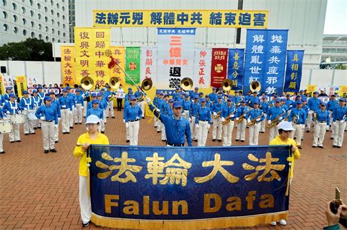 '图2:三月十八日,香港法轮功学员及一些市民在香港中环爱丁堡广场举行盛大集会,庆祝并声援近三亿人退出中共党、团、队组织。'