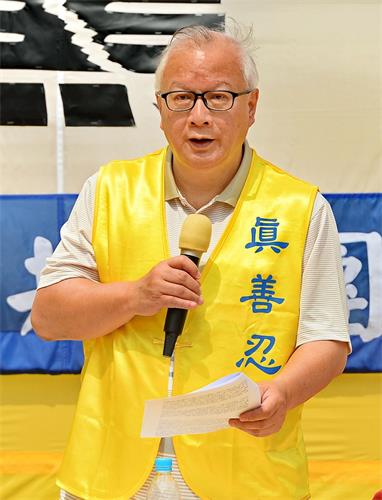 '图3:集会中,香港法轮佛学会发言人简鸿章强调,三退运动不是政治运动,而是呼吁每个人对善与恶、正与邪作出正确选择的精神觉醒运动。'